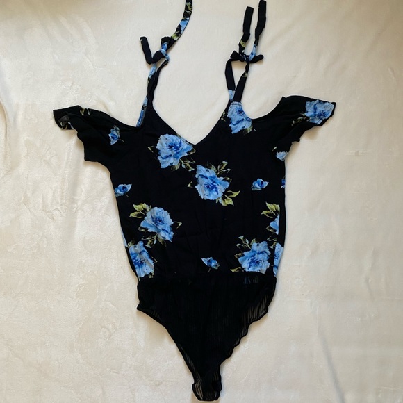 Open Shoulder Bodysuit - Picture 2 of 6